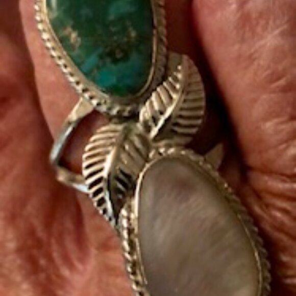 One turquoise and mother of pearl ring embedded in silver size 7 Unique - Picture 4 of 4